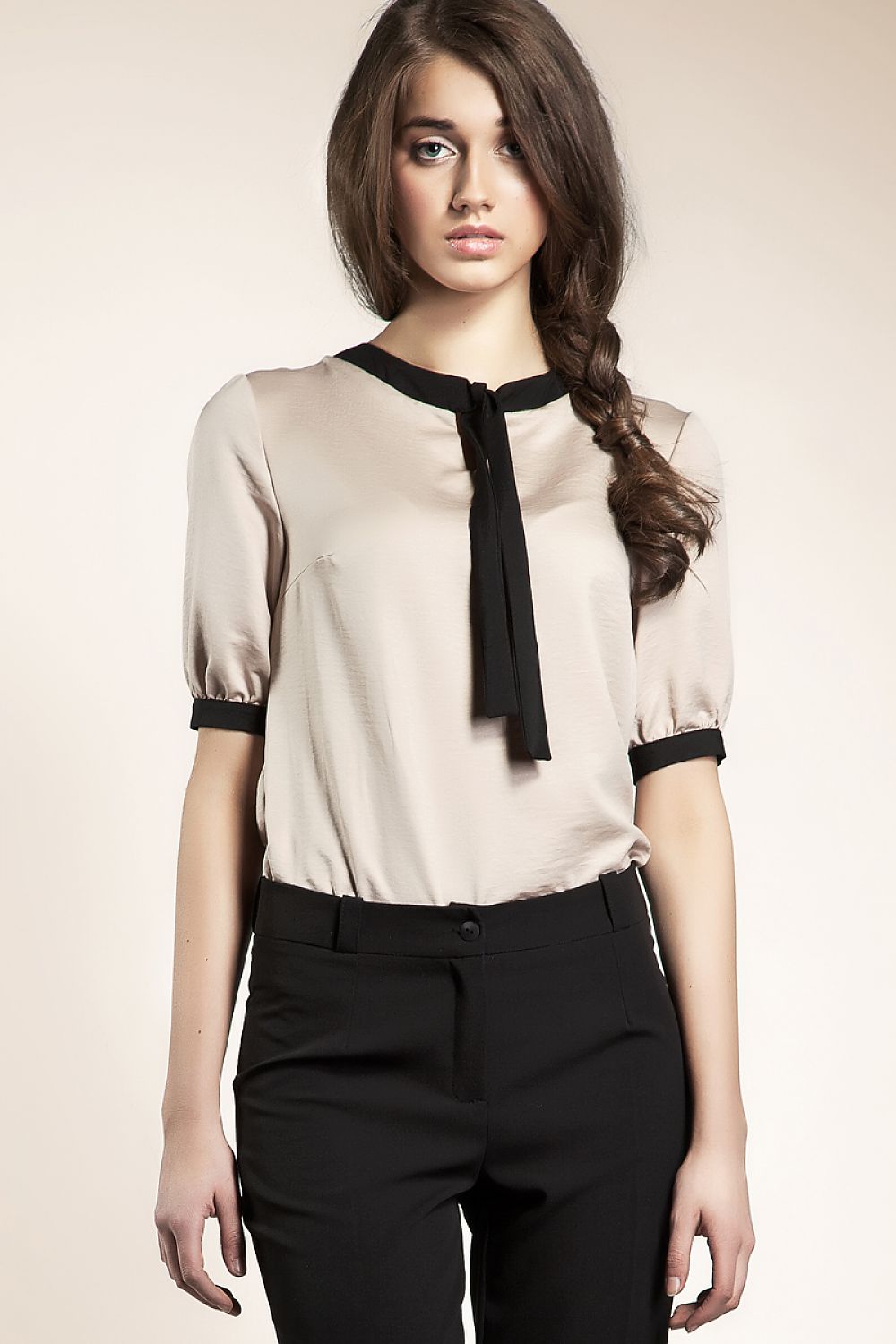 Блузка для офиса. Блузка Nife b15 серый. Девушка в блузке. Молодежные блузки. Блузка с коротким рукавом.